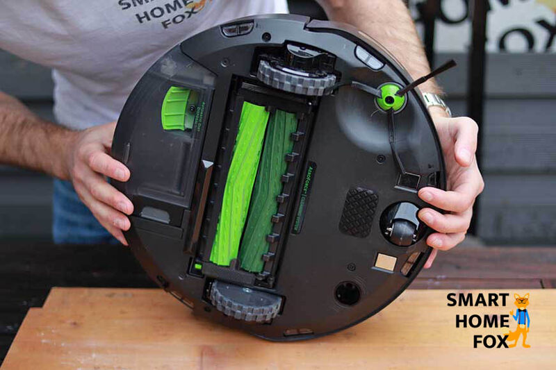 Man sieht einen Roomba iRobot Roboter von unten mit seinem dritten Rad aus Hartplastik.